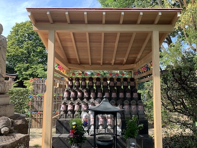 横蔵寺にある水子地蔵尊と石像