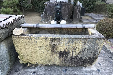 くりぬき石棺の水盤